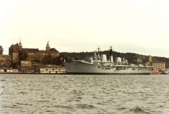 HMS Ark Royal i 1990 foran Akershus festning