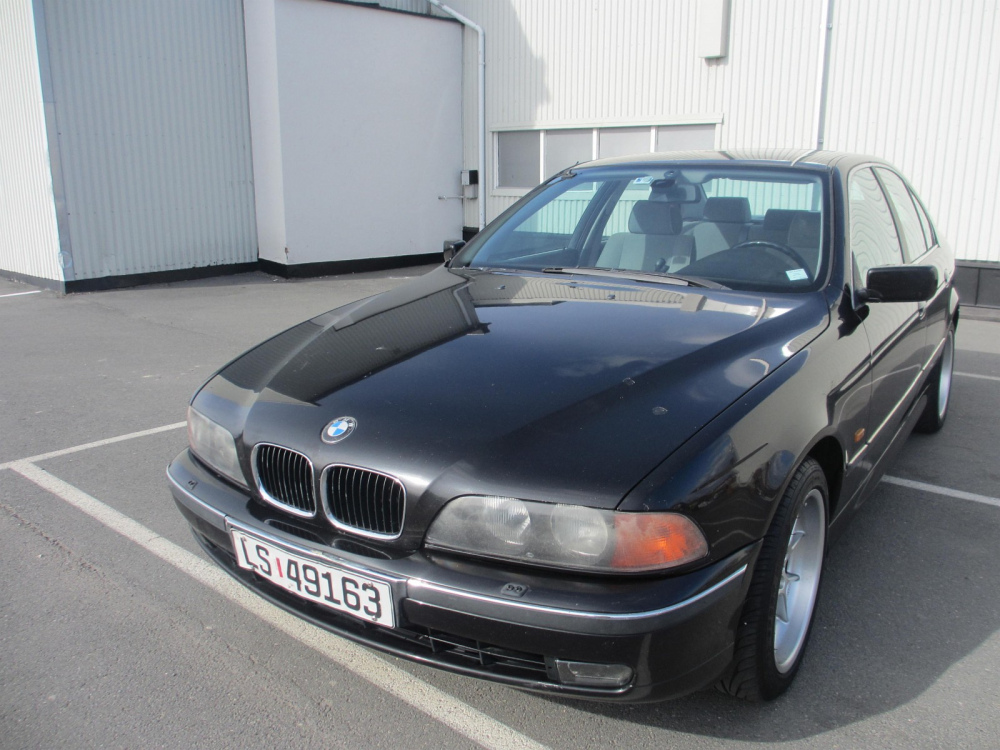 BMW E39 523iA 2,5 170 Hk [1997] {Svart}_(02).jpg