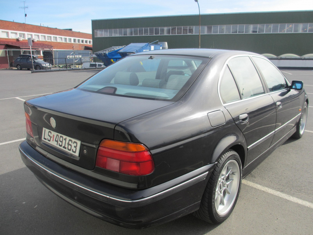 BMW E39 523iA 2,5 170 Hk [1997] {Svart}_(09).jpg