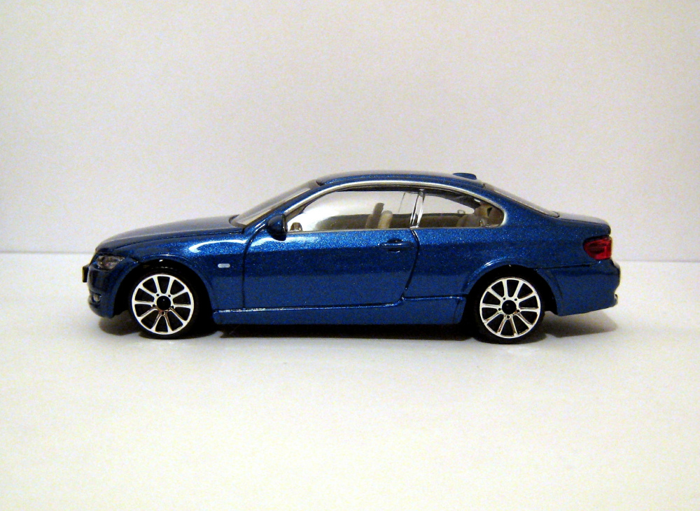 BMW E92 335i 2007 Blue (Burago 18-30137 (Scale 1.43)_02.jpg