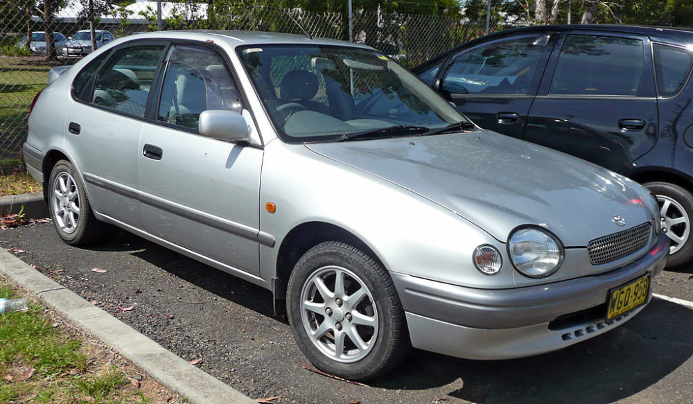 1024px-1998-1999_Toyota_Corolla_(AE112R)_CSX_liftback_01.jpg
